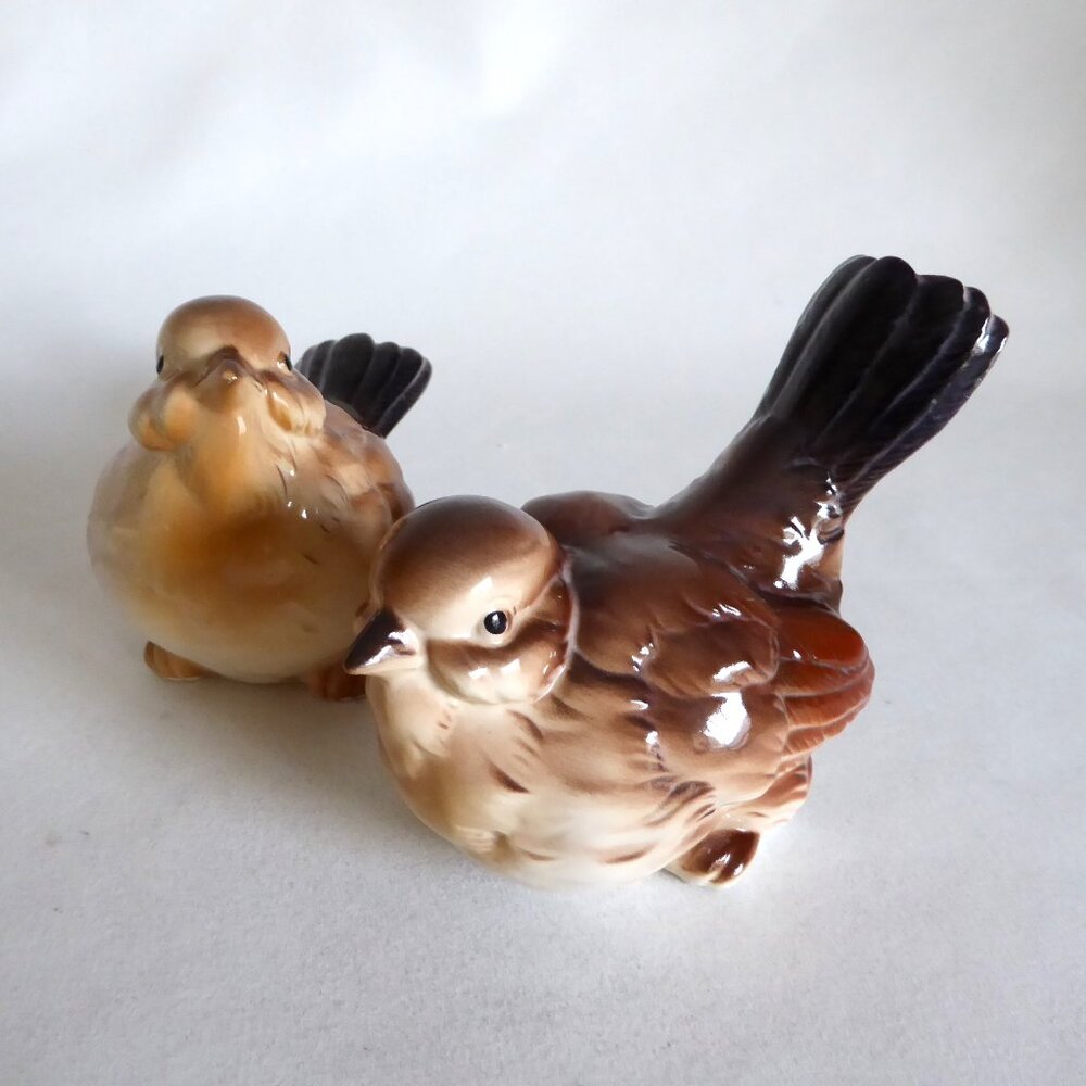 VINTAGE JAPAN JAPANESE HAND PAINTED 3.75” CERAMIC SPARROW BIRD SET